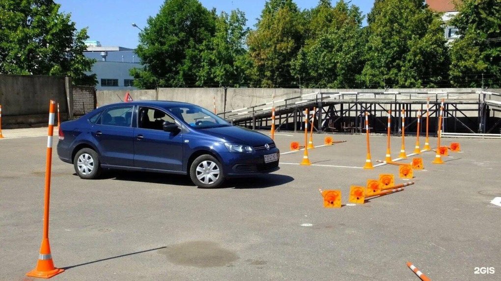 Учебная езда на автодроме