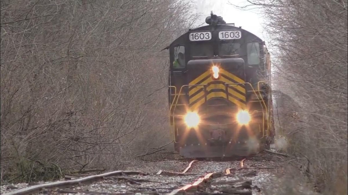 Поезд едет по кривым рельсам