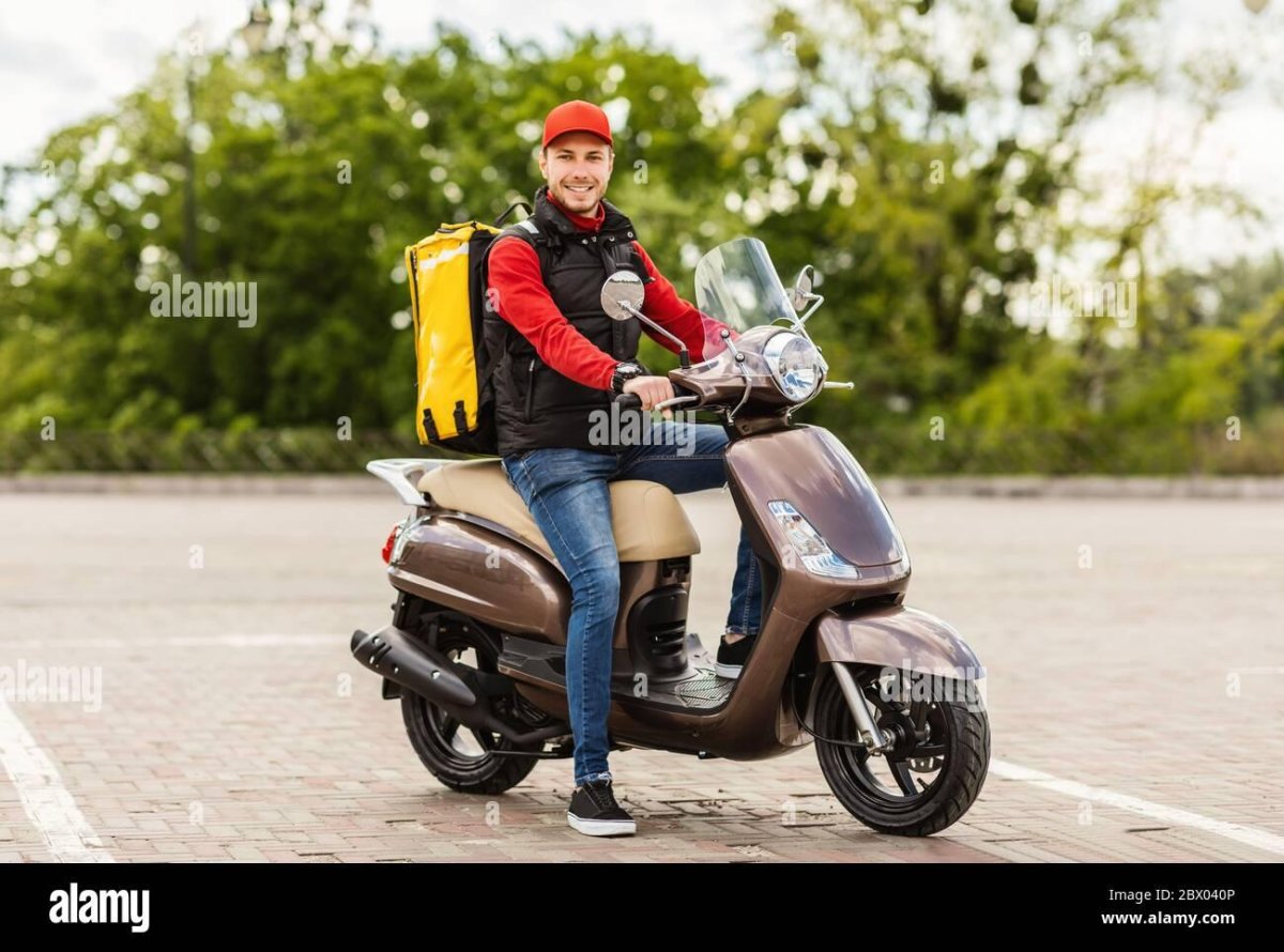 Курьер на мопеде