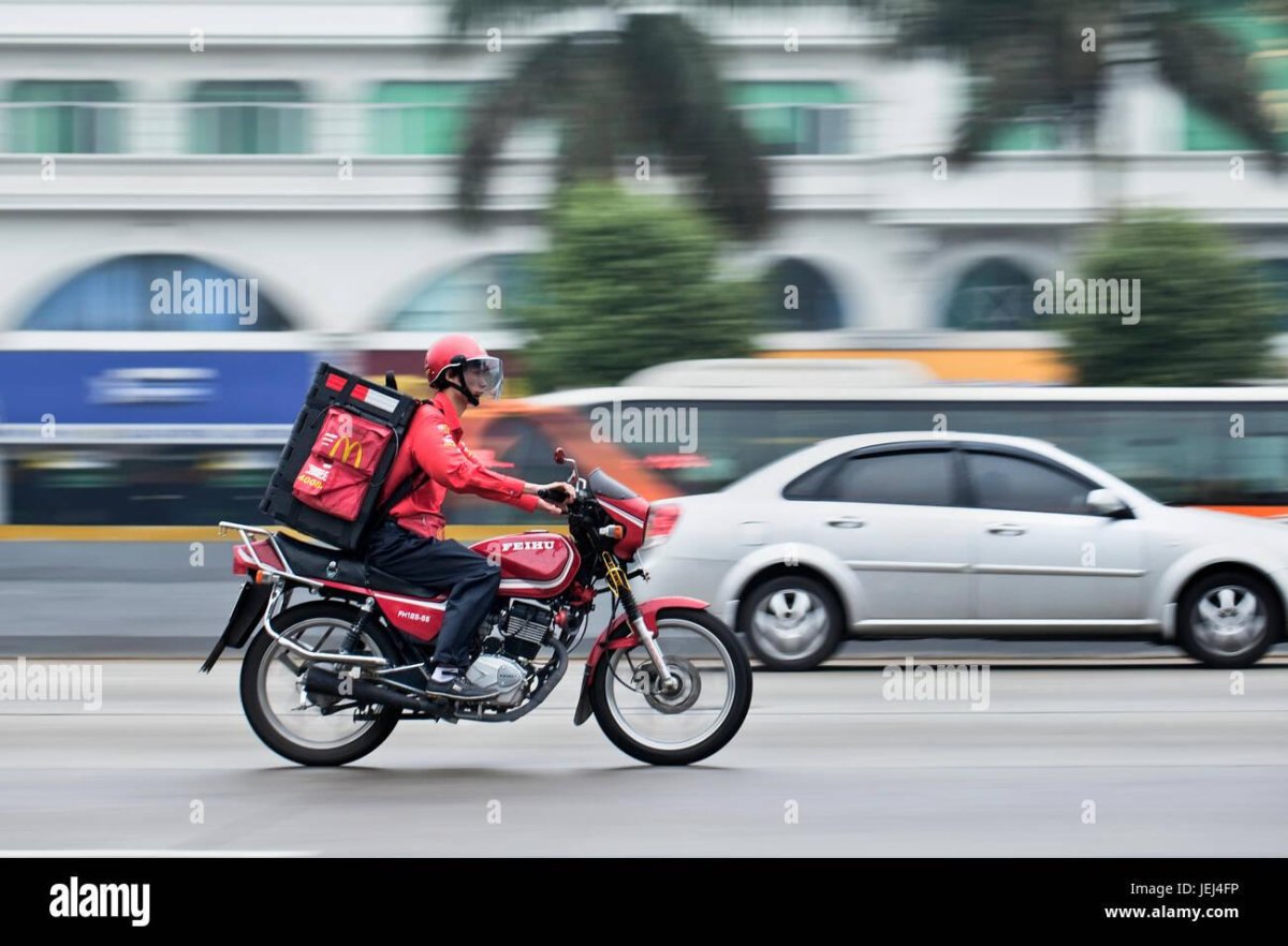 Доставщик на мотоцикле