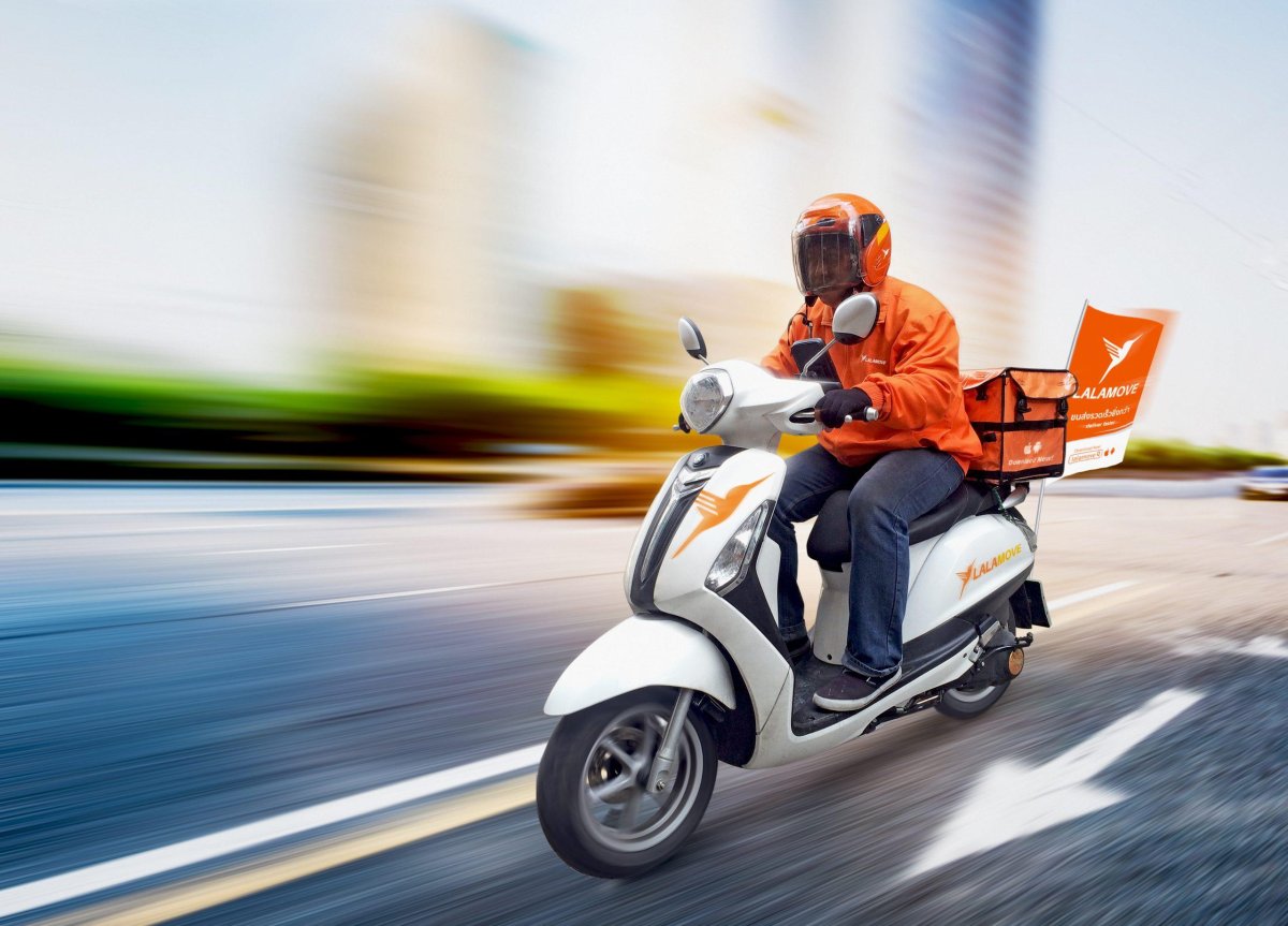 Доставщик на скутере