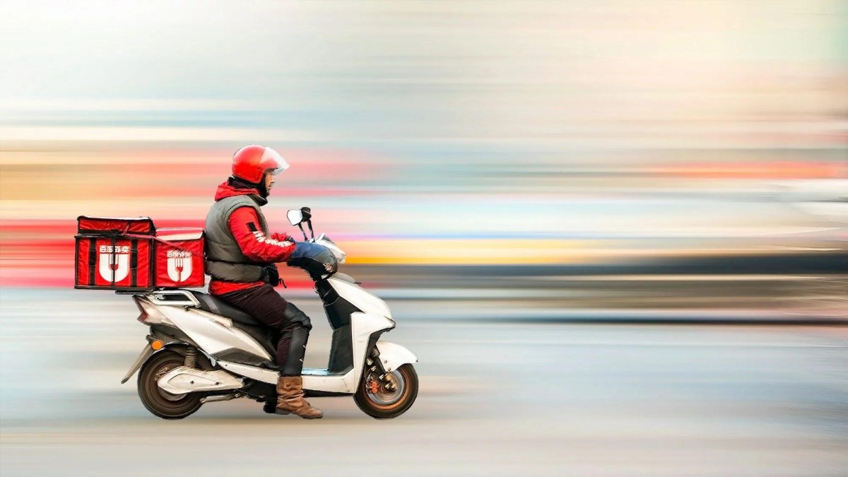 Доставщик еды на мопеде