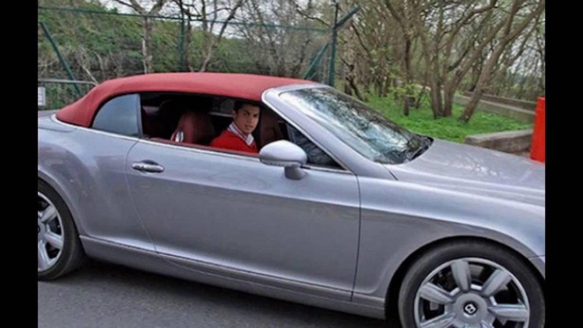 Гараж Криштиану Роналду машины