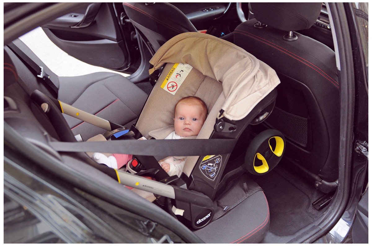 Doona автолюлька-коляска в машине