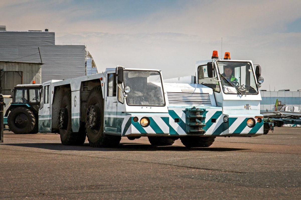 Аэродромный тягач