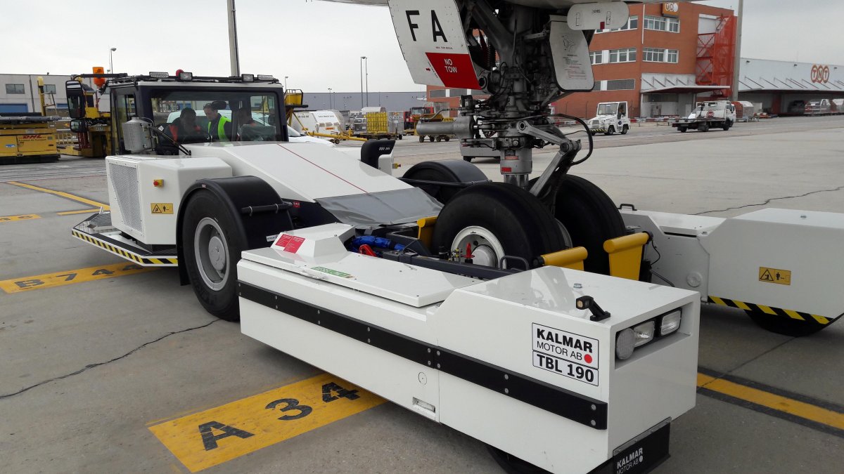 Самолетный тягач TBL-600