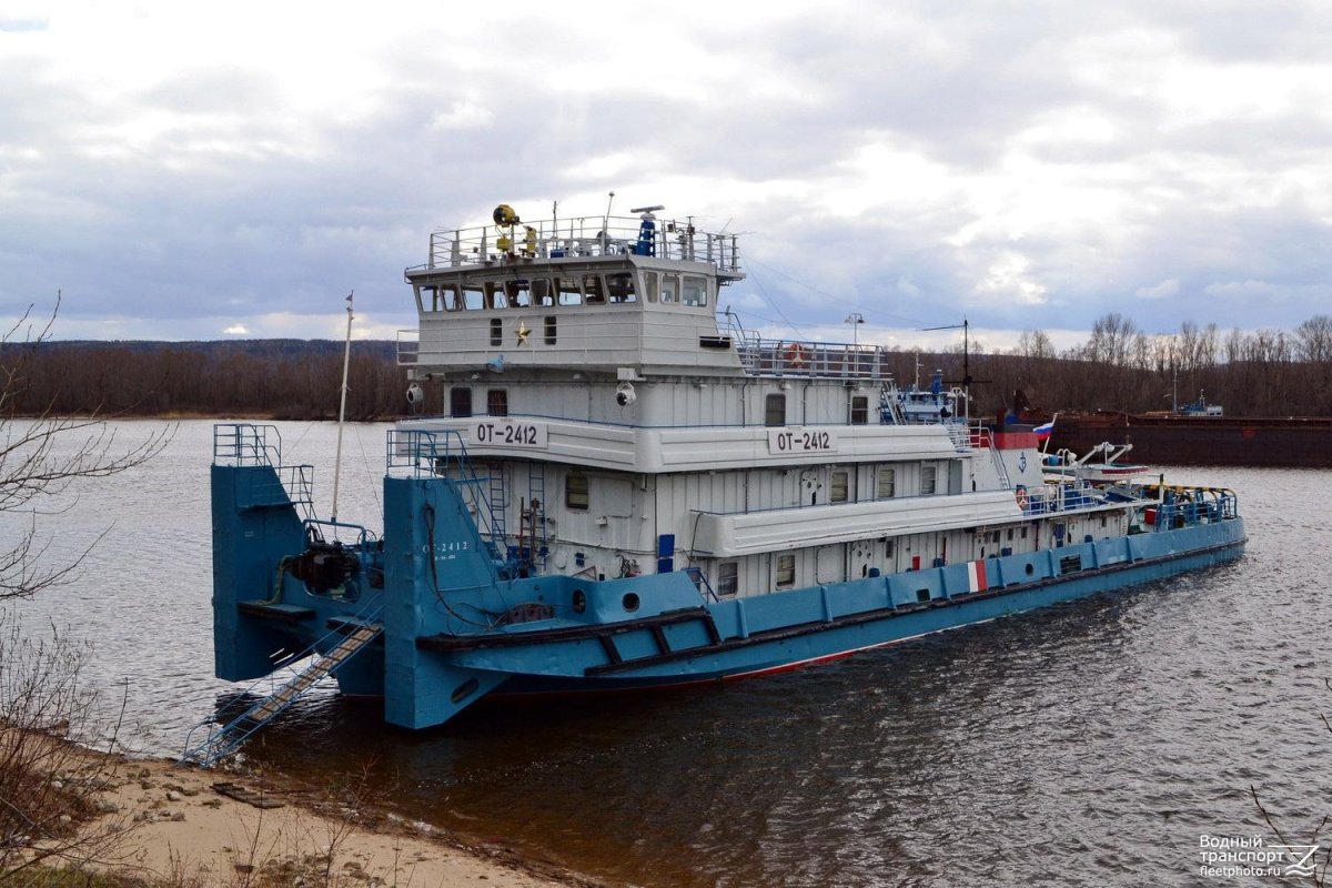 Теплоход буксир-толкач