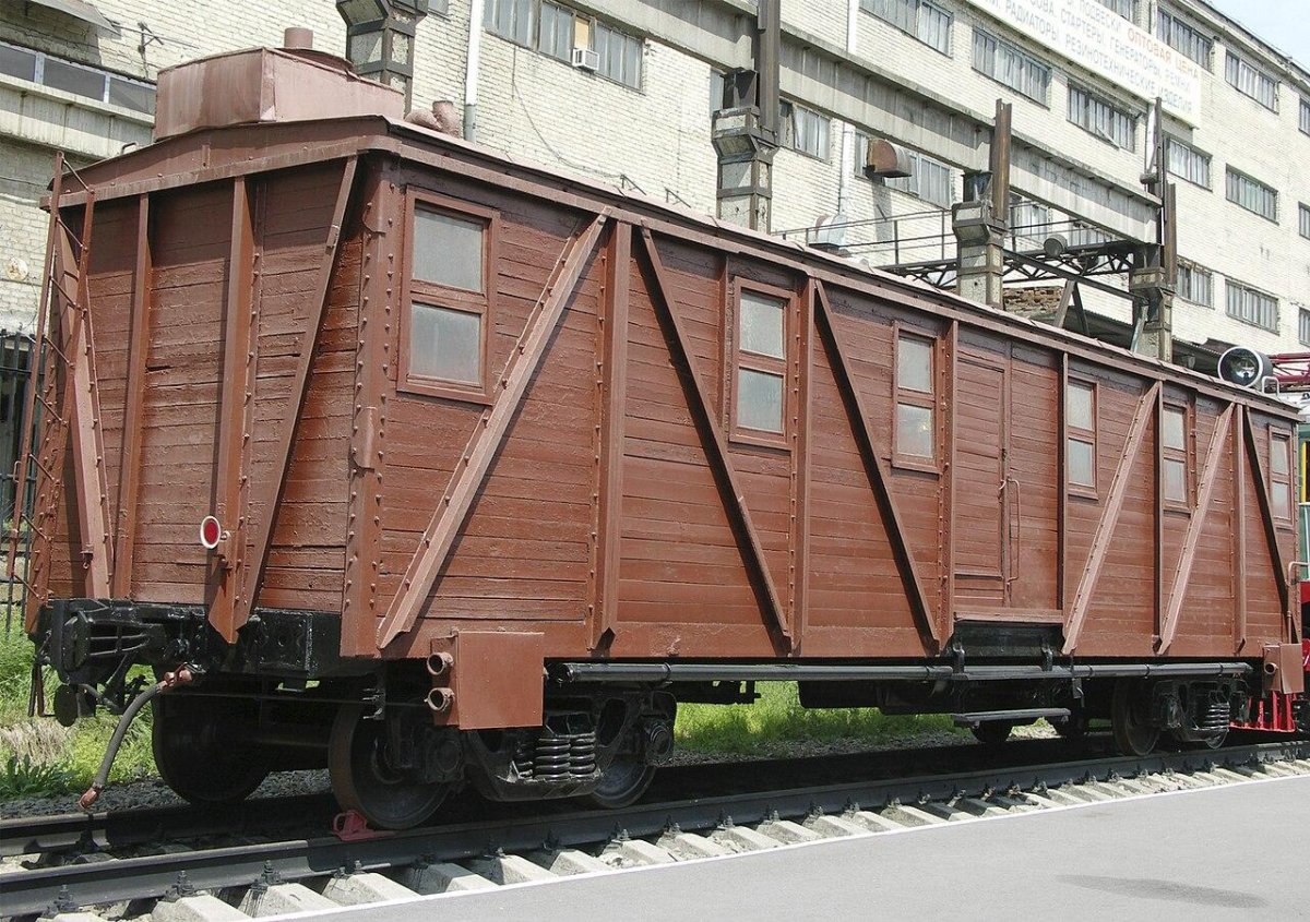 Крытый четырехосный грузовой вагон