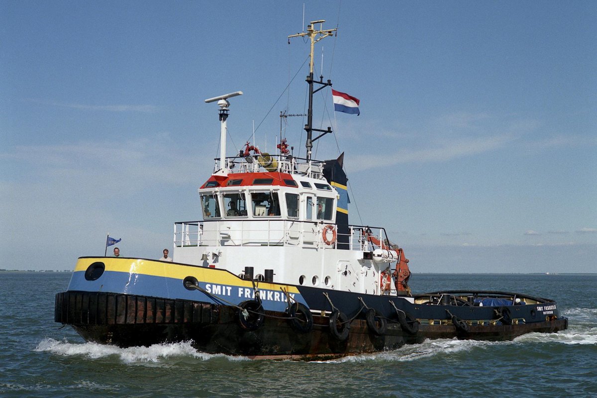 Радиоуправляемый портовой буксир