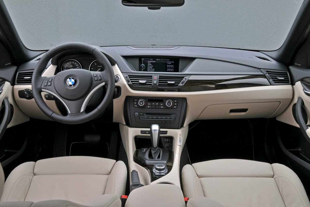 BMW x1 2011 салон