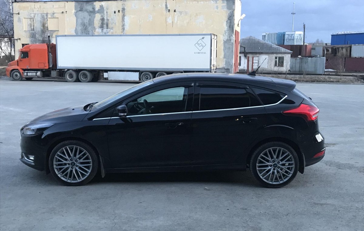 Форд фокус 3 черный хэтчбек на 18 дисках