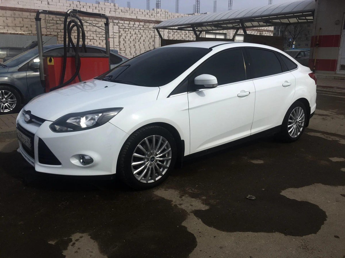 Форд фокус 3 белый седан на дисках