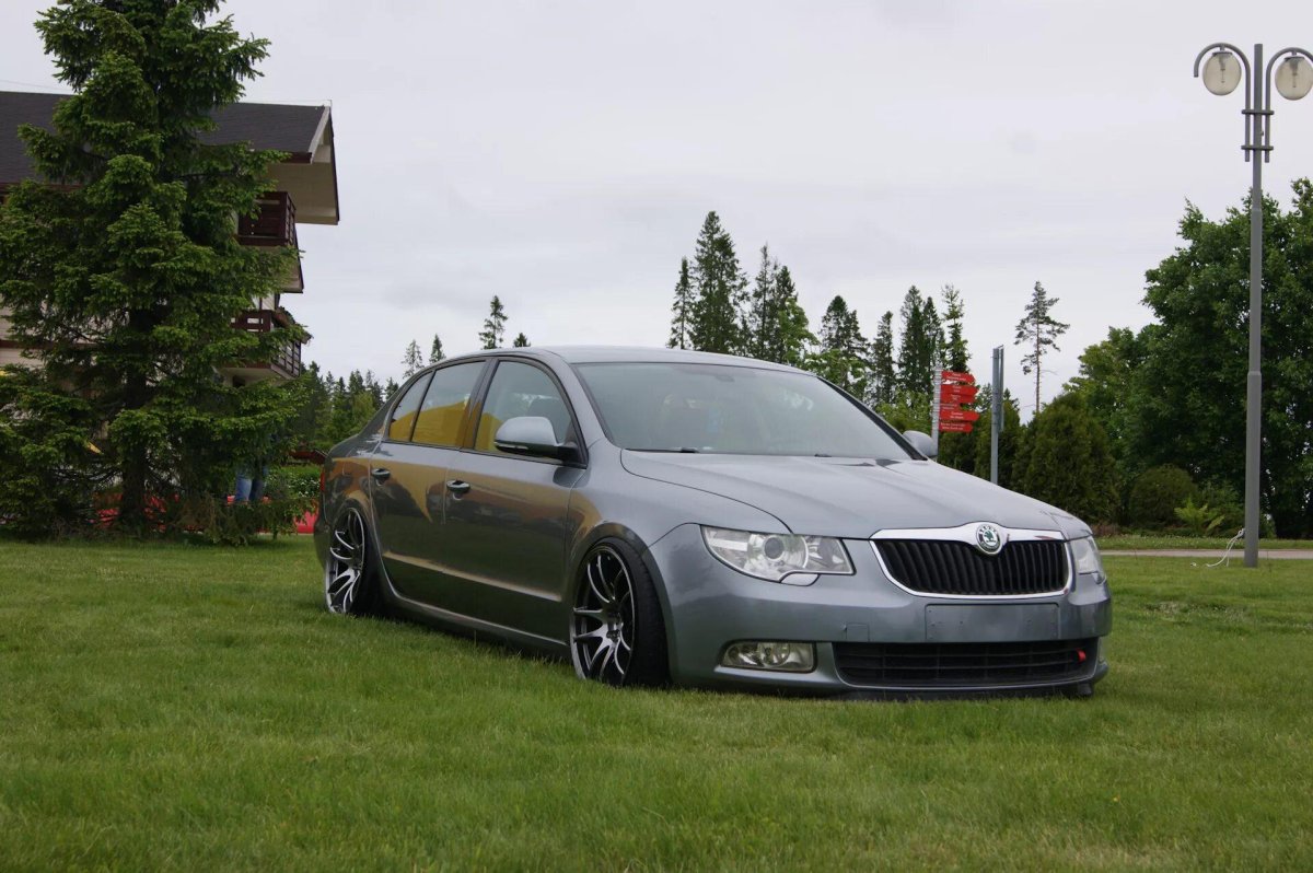 Skoda Superb 2012 stance