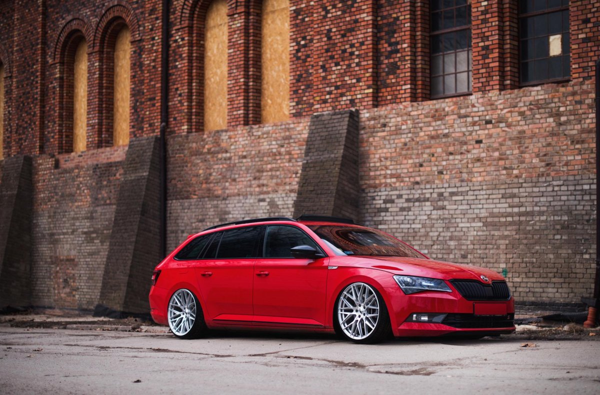 Skoda Superb stance