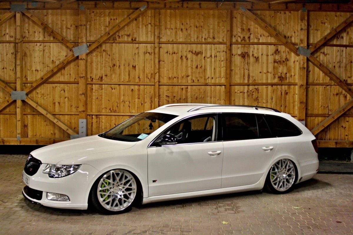 Skoda Superb 2012 stance
