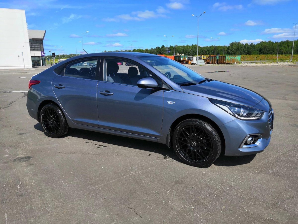 Черный.Hyundai.Solaris r17