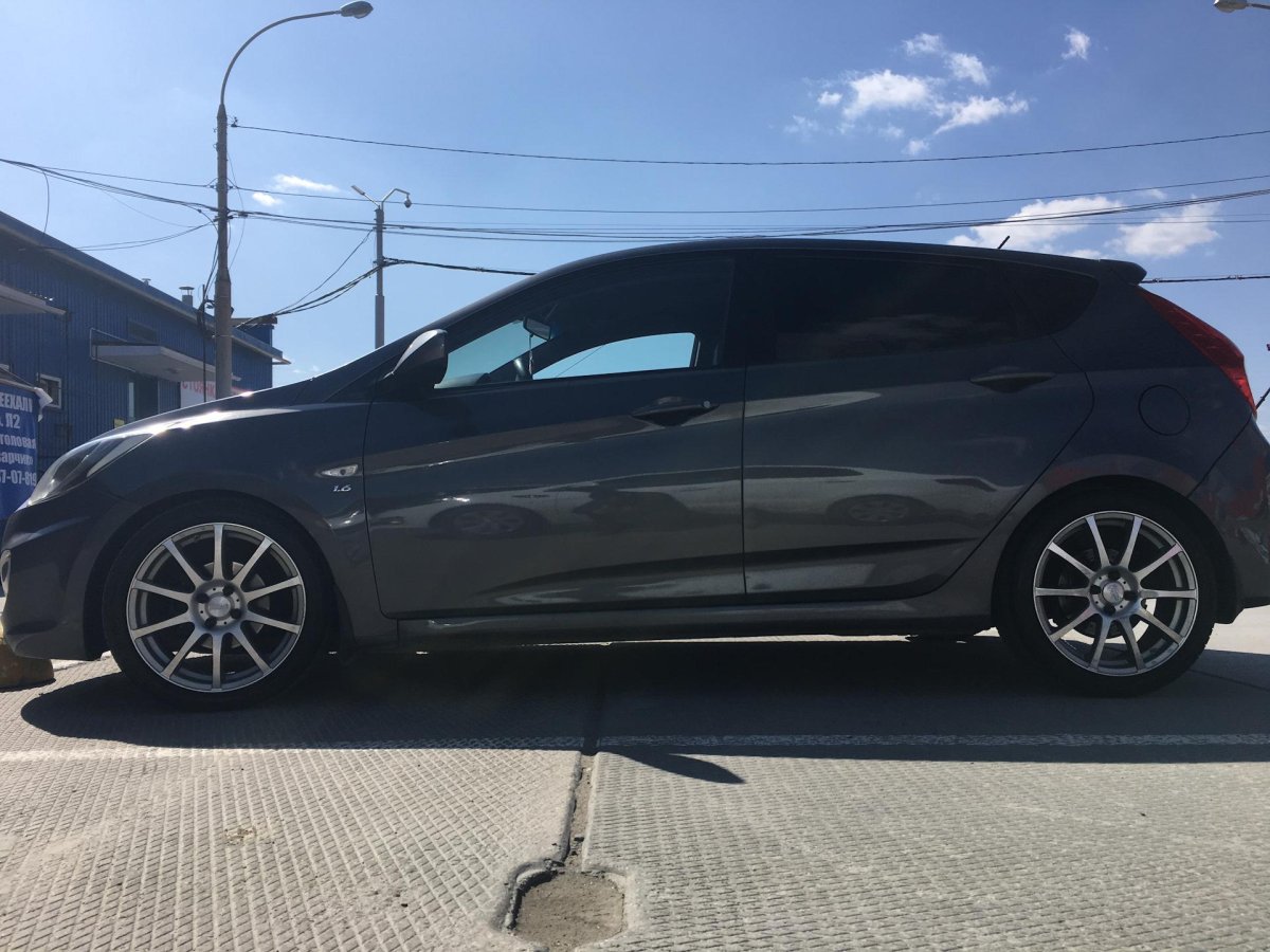 Черный.Hyundai.Solaris r17