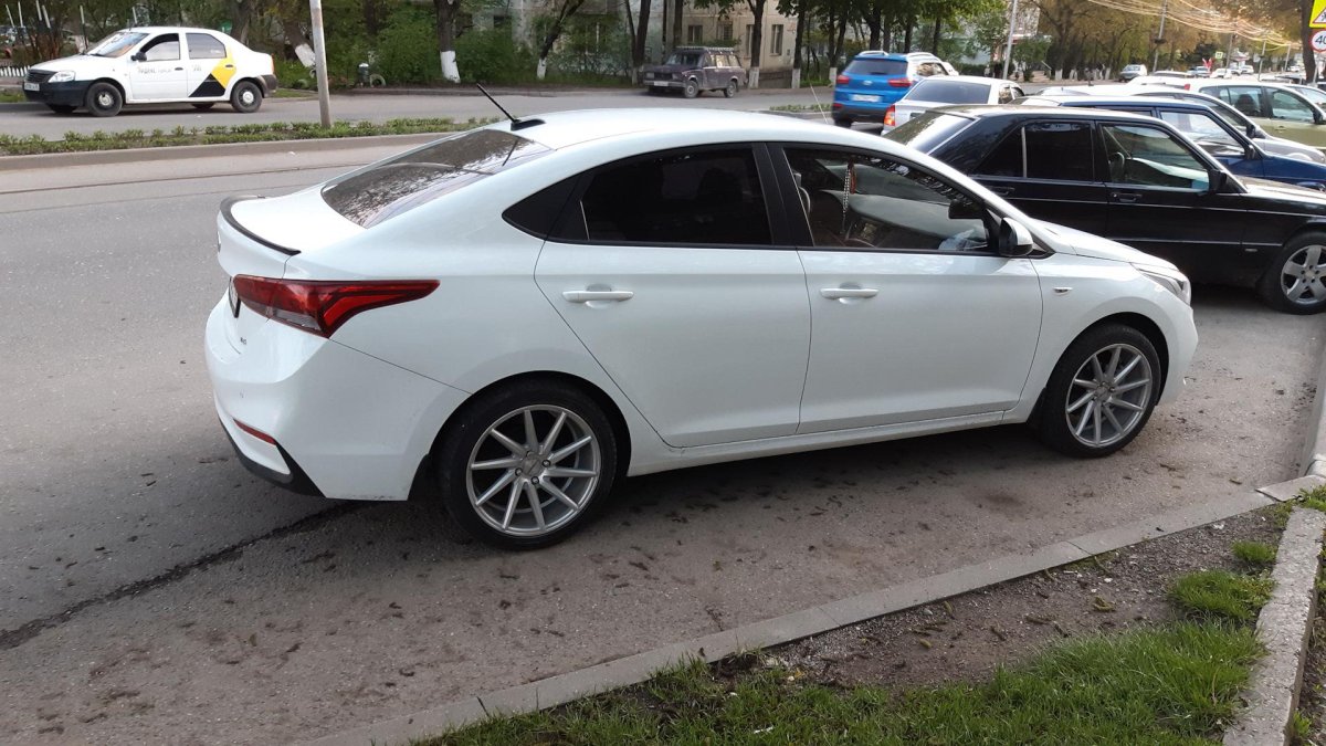 Белый Hyundai Solaris 2020 на литье