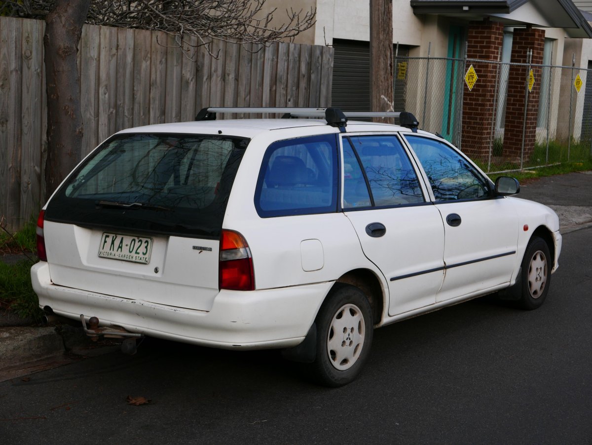 Mitsubishi Lancer v Wagon