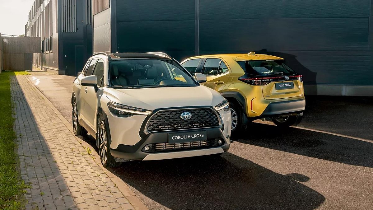 Yaris Cross на дороге природа