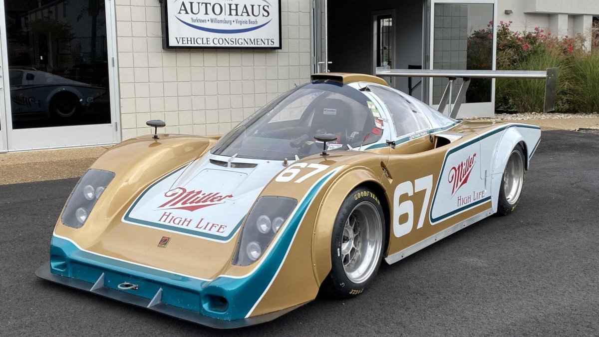 Спорткар на треке