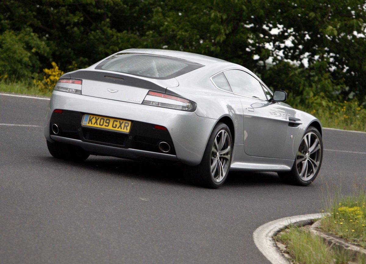 Aston Martin v12 Vantage 2010