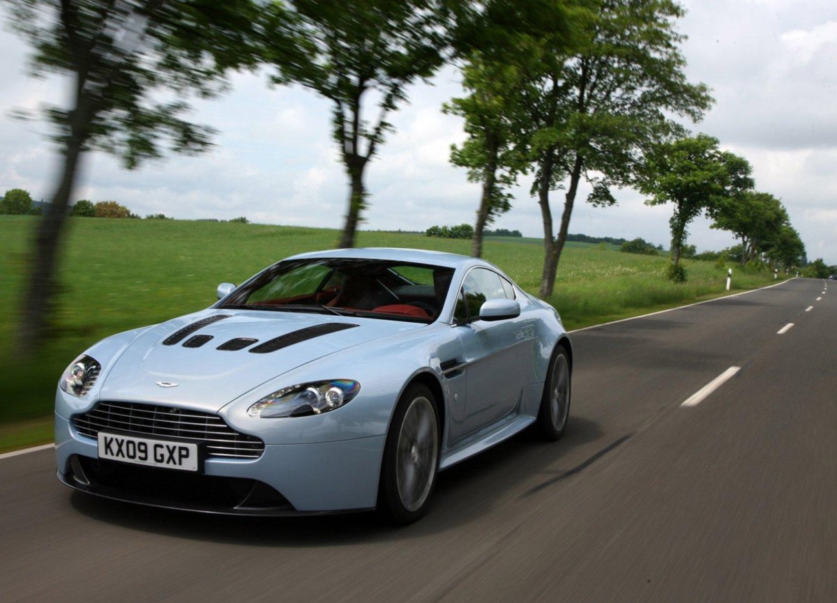 Астон Мартин в12 Vantage