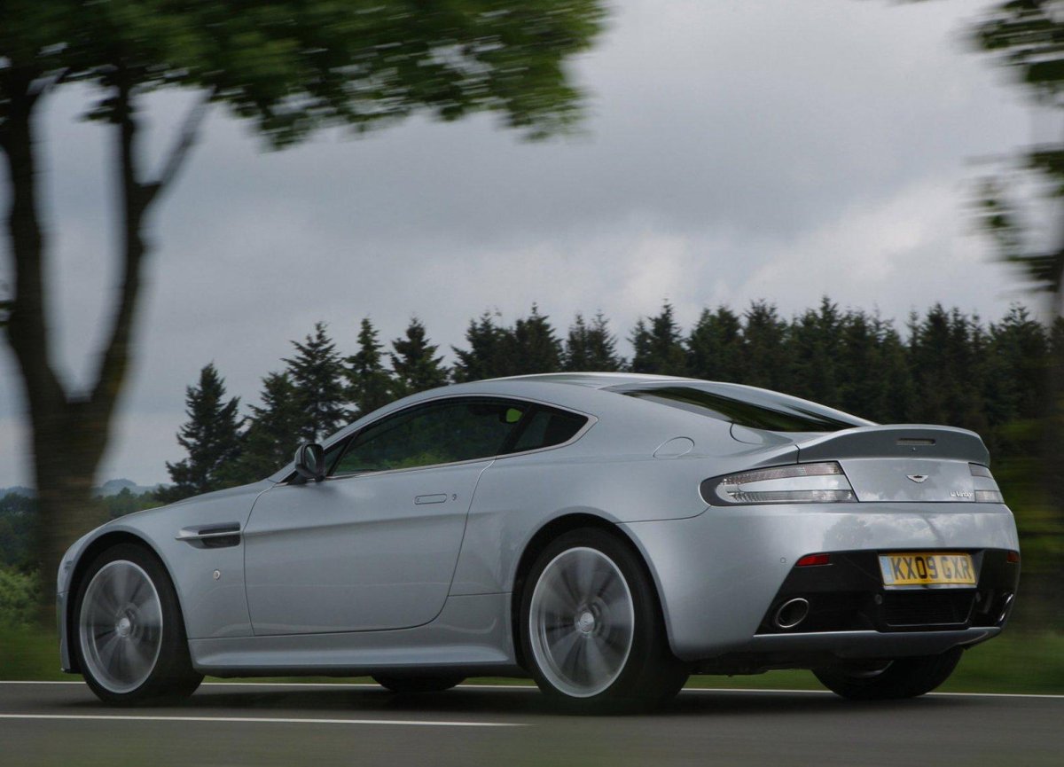 Астон Мартин v12 Vantage