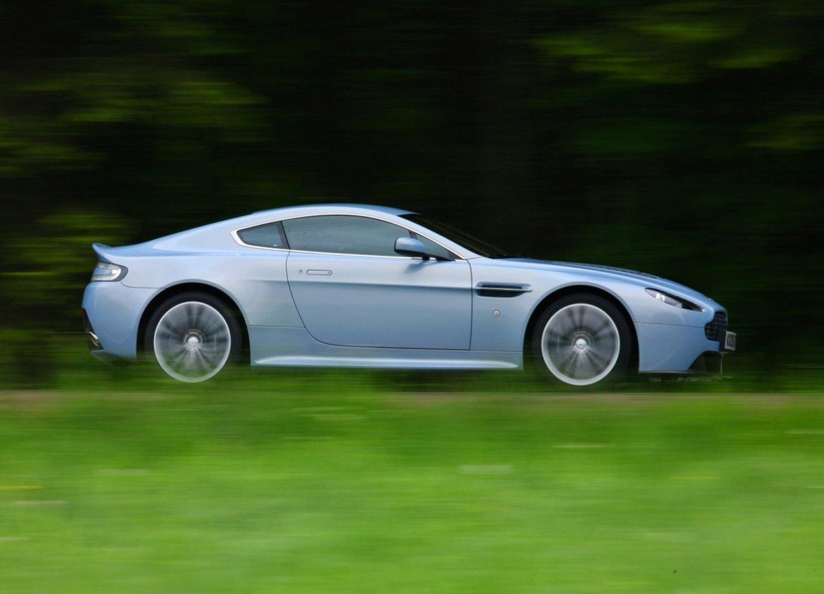 Aston Martin v12 Vantage 2010