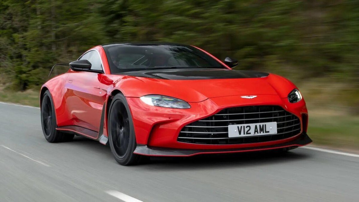 Астон Мартин Vantage 2022