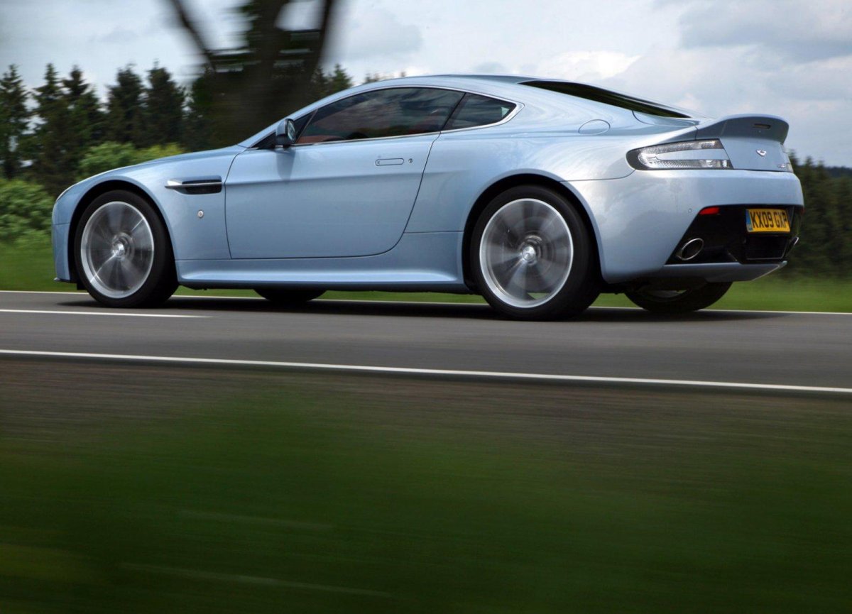 Aston Martin v12 Vantage 2009