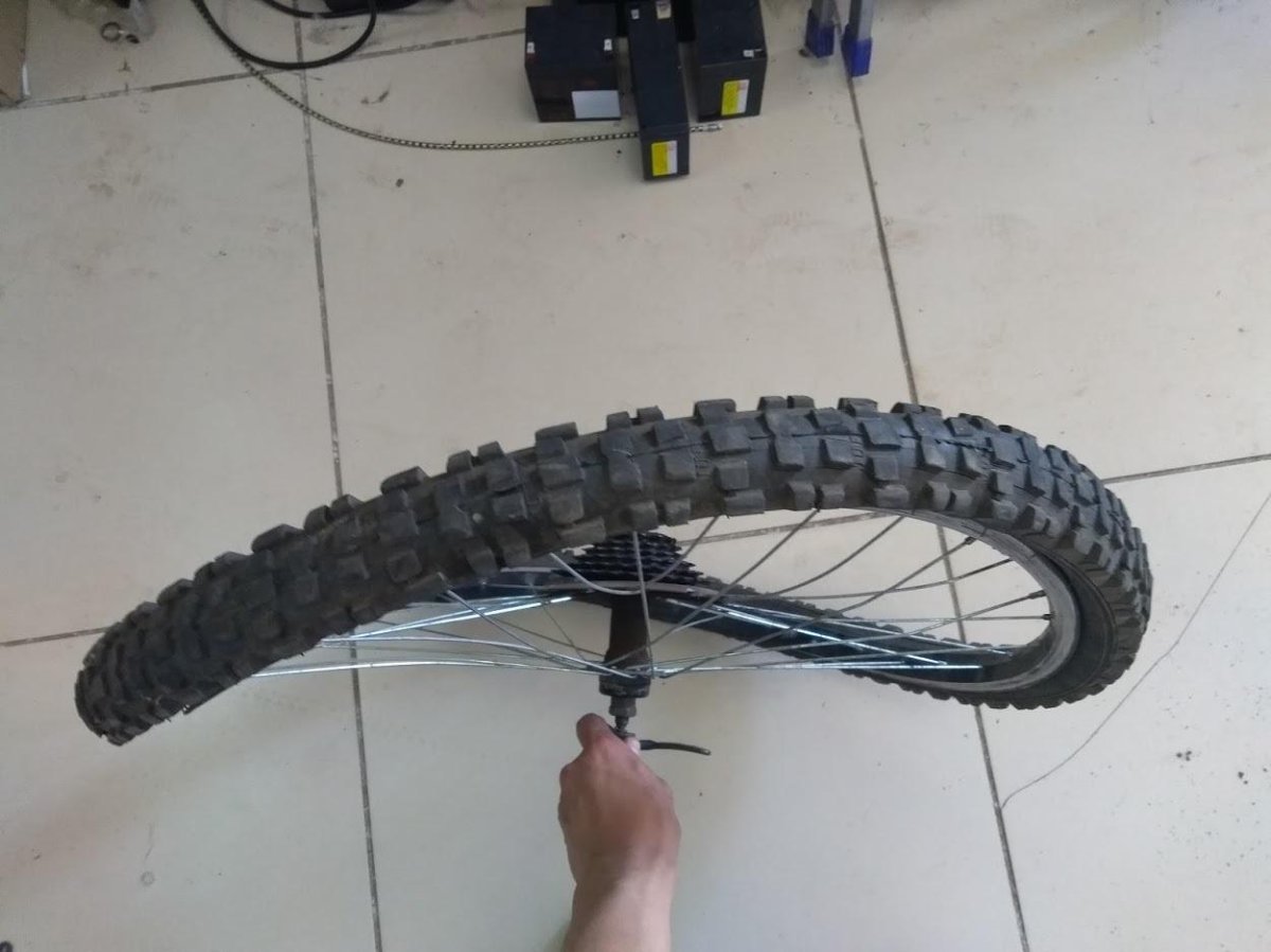 Велосипедное колесо восьмеркой