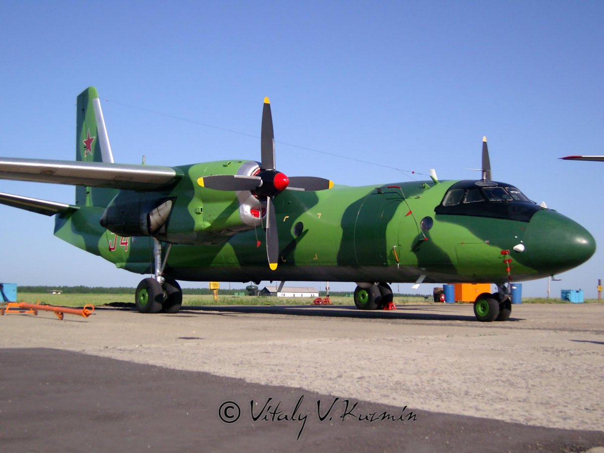 АН-26 транспортный самолёт