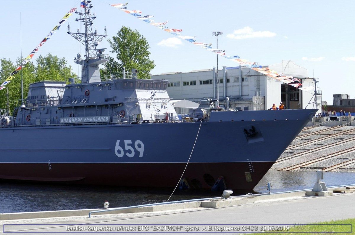 Тральщик Владимир Емельянов