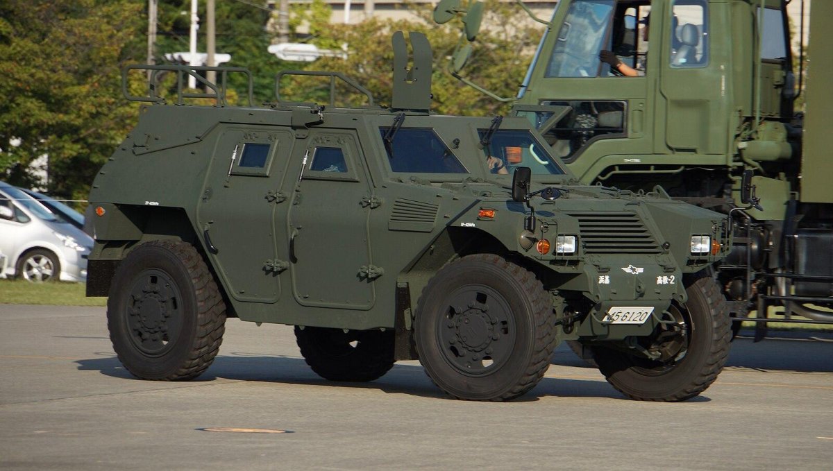 Броневик Komatsu Lav