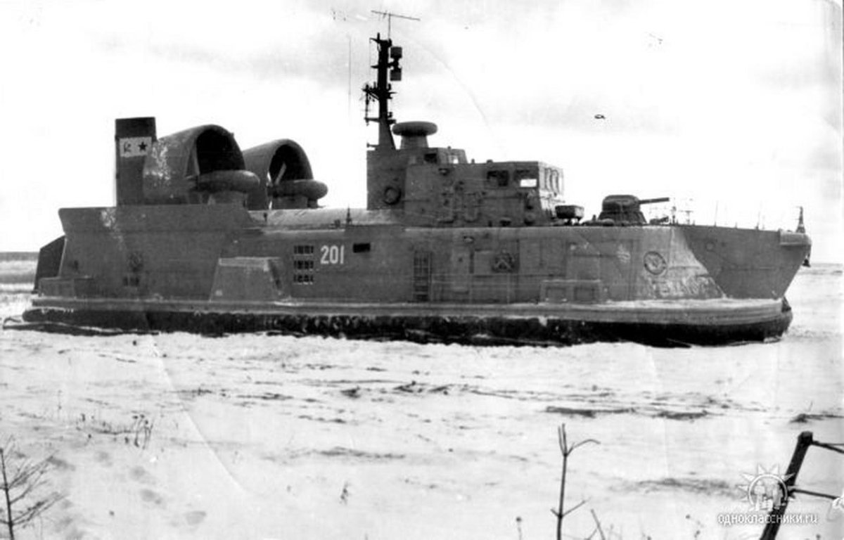 Артиллерийский катер на воздушной подушке проекта 1238