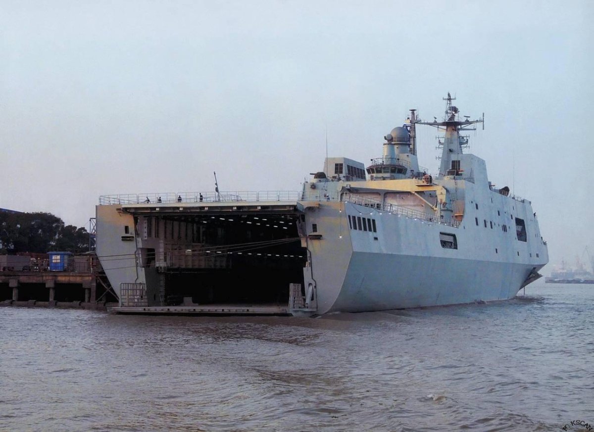 Китайский десантный корабль 071