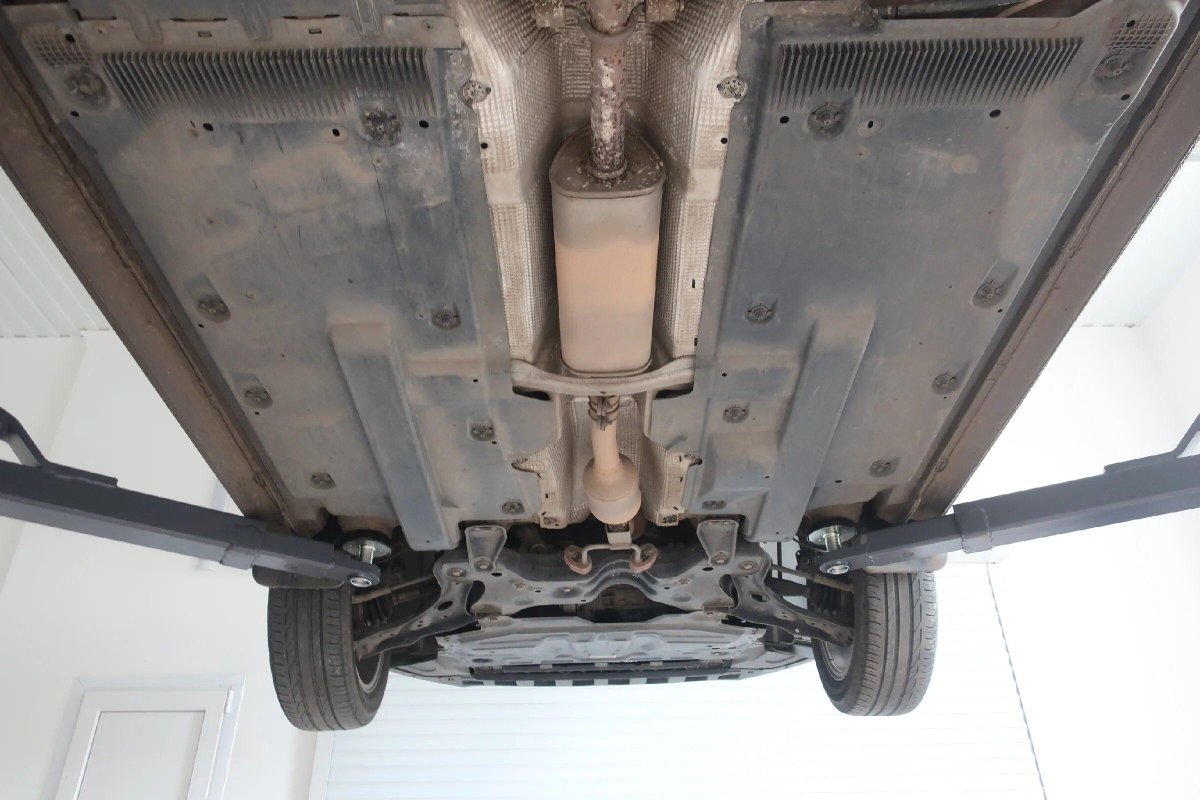 Шкода Рапид снизу