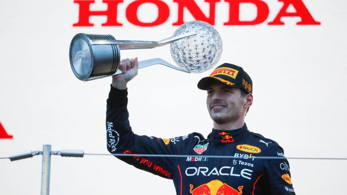 Макс Ферстаппен с Кубком