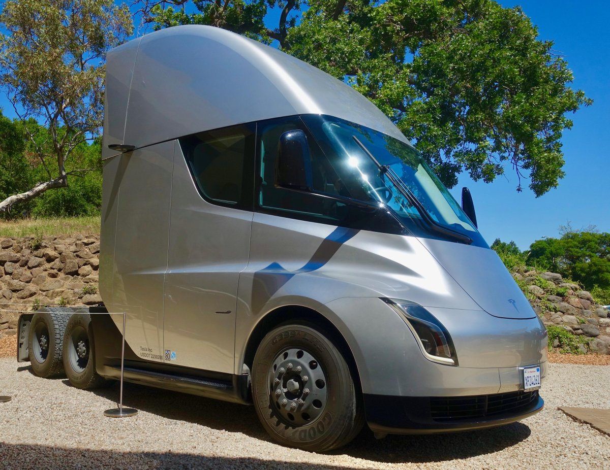 Грузовик Tesla Semi-Truck