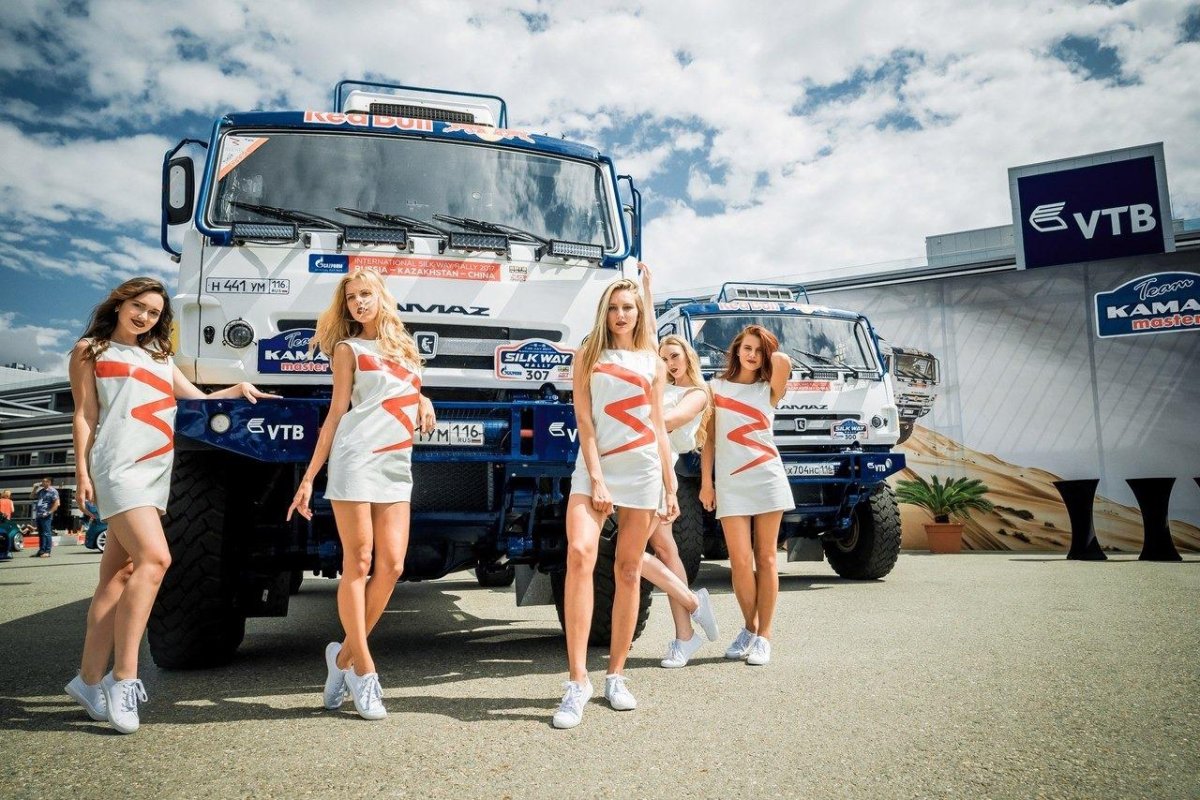 Девушки и Грузовики