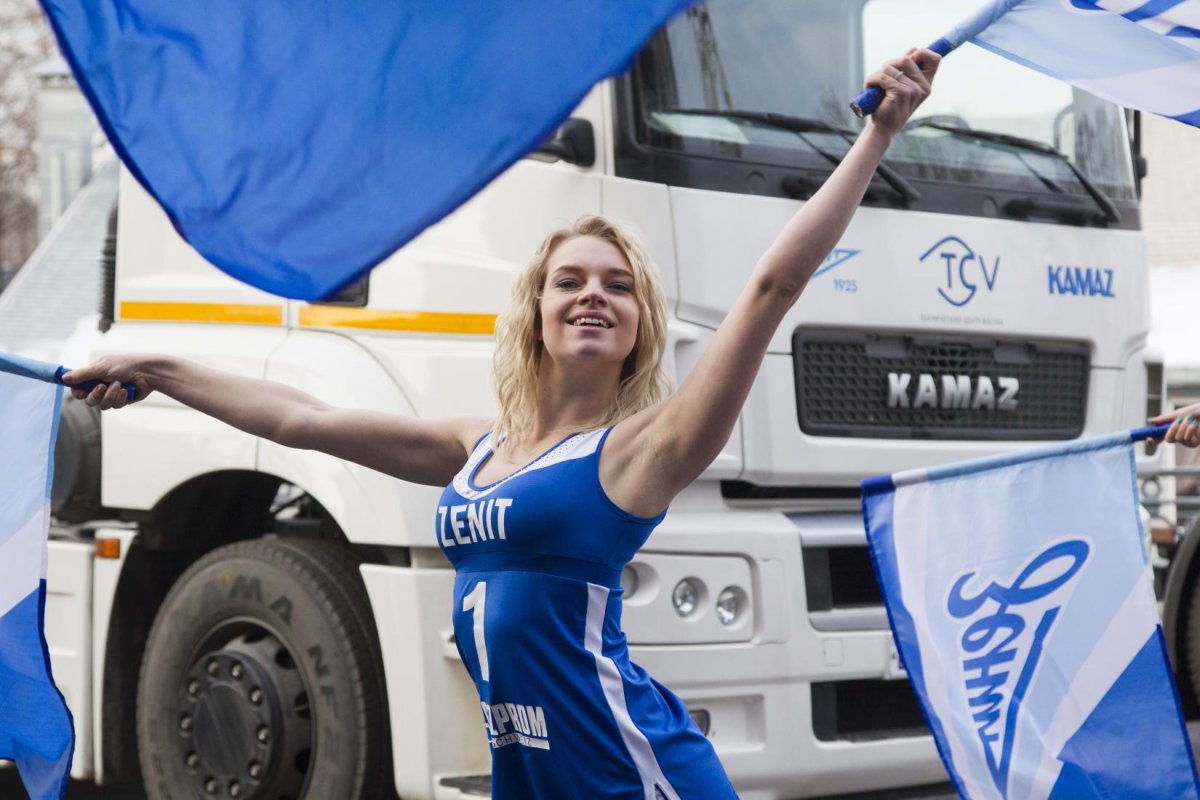 Женщина на КАМАЗЕ