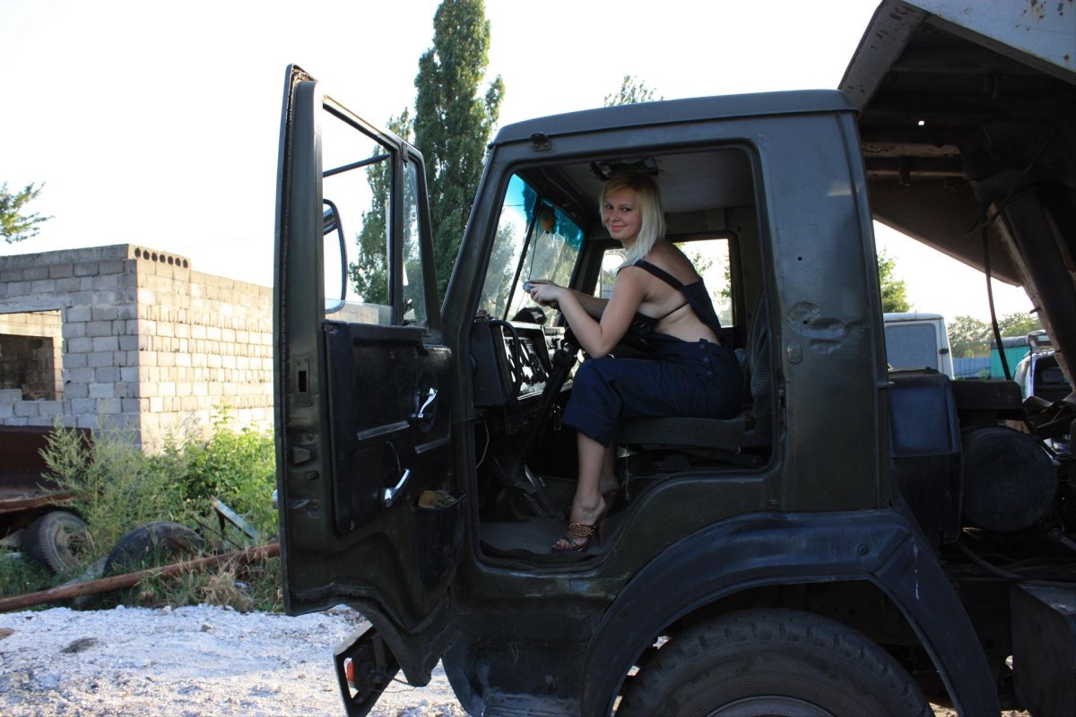 Баба на КАМАЗЕ