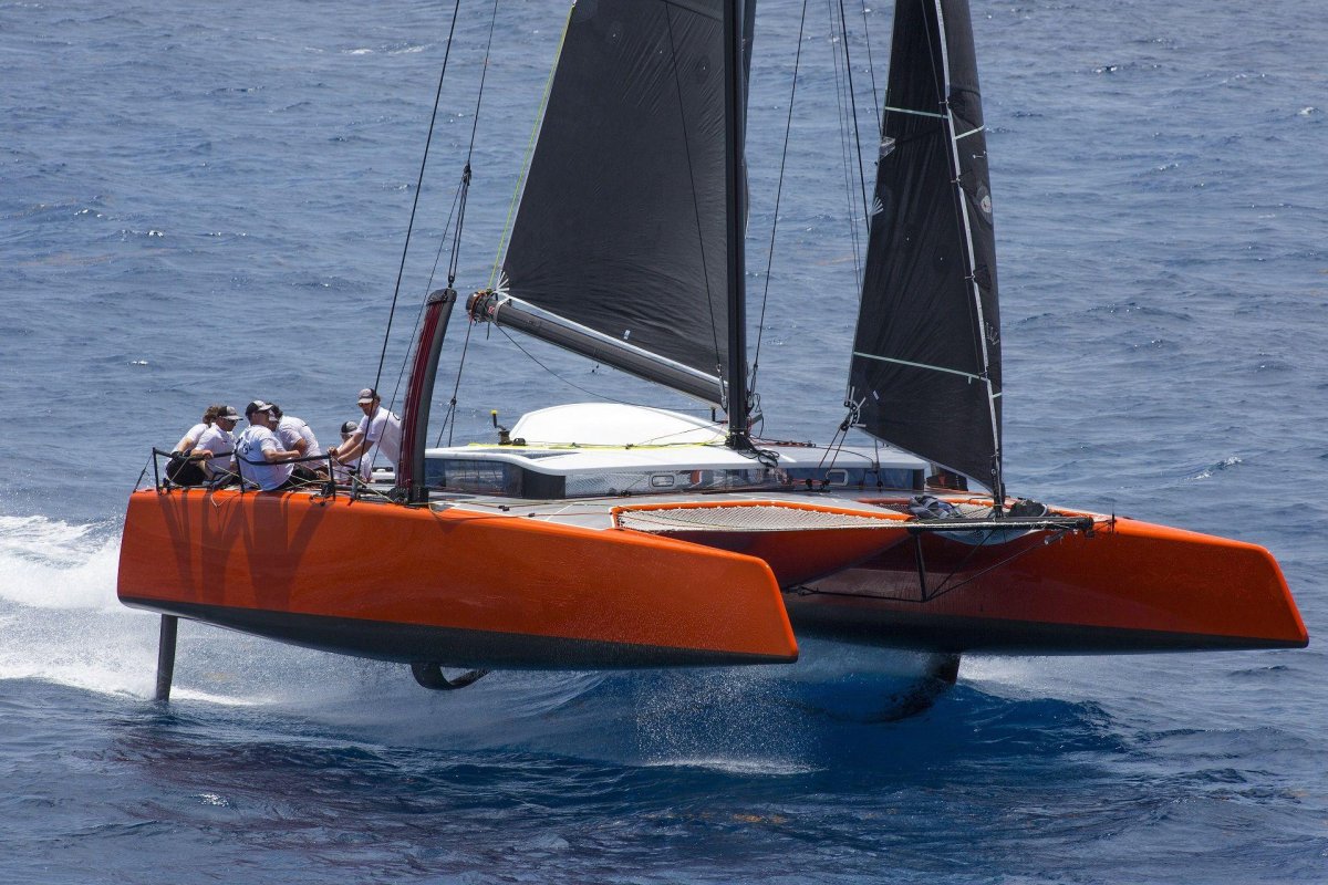 Глиссирующий парусный катамаран