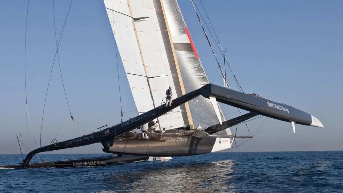 Парусная яхта тримаран