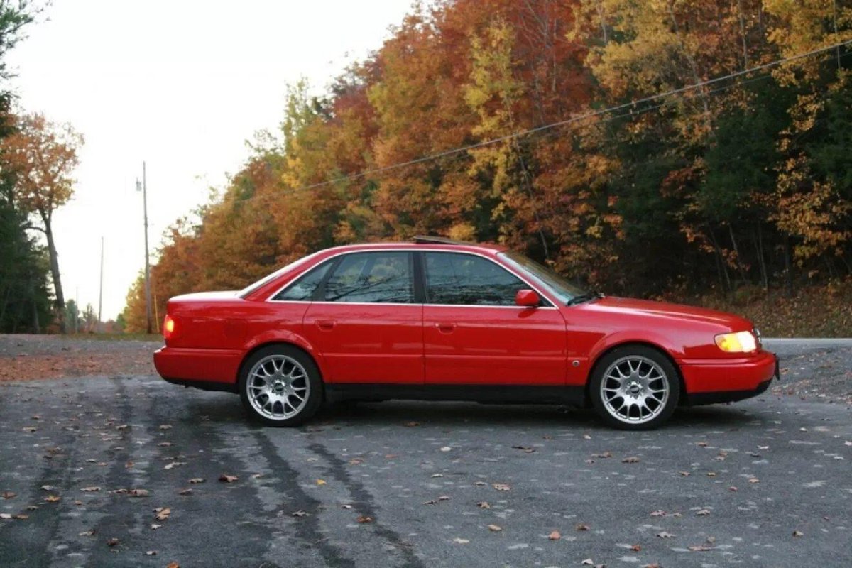 Ауди 100 с 6 красная