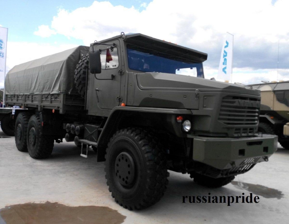 Военный тягач Урал 63704