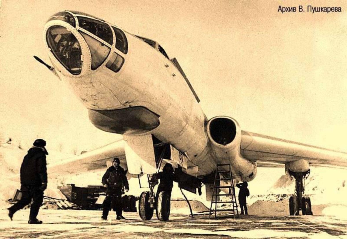 Самолет бомбардировщик ту 16