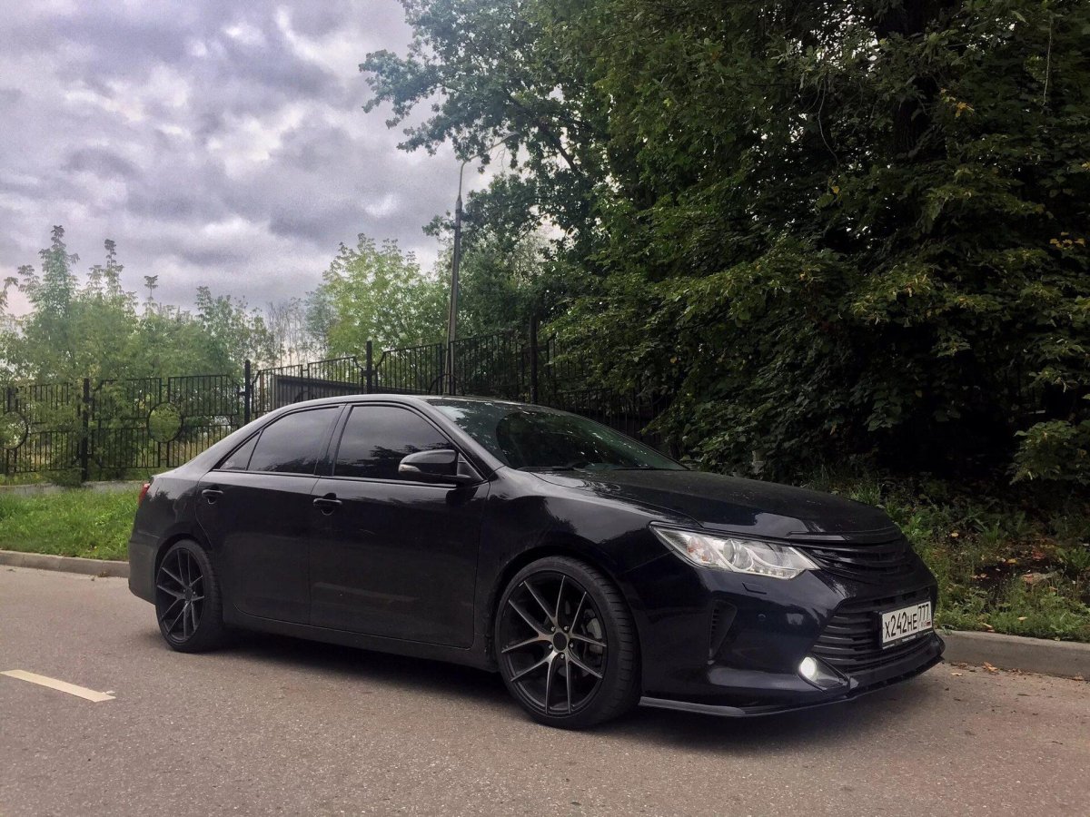 Черная Toyota Camry 50
