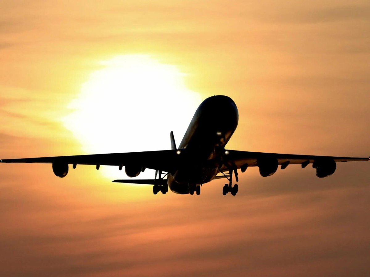 Самолет взлетает